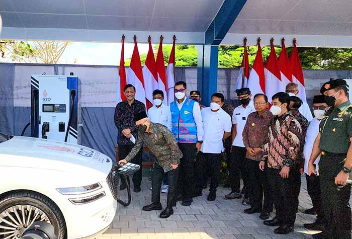 Gubernur Koster tampak mendampingi kunjungan WapresMa'ruf Amin bersama Menteri Luhut dan Direktur Utama PLN Darmawan Prasodjo meninjau SPKLU di Nusa Dua, Selasa (30/8).