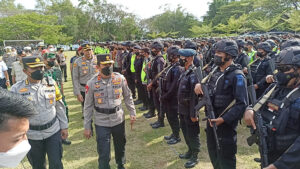 Kapolda Bali memantau apel gelar pasukan di Lapangan Lagoon, Nusa Dua, Senin (22/8).