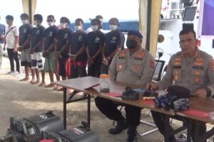 Kapolda Papua Barat, Irjen Pol Daniel T.M Silitonga sedang memberikan keterangan Pers.