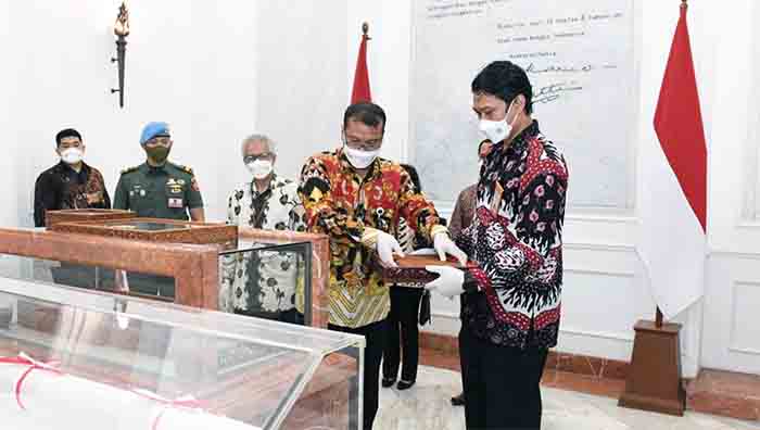 Kepala Biro Administrasi Sekretariat Presiden, Sony Kartiko (kedua dari kanan), menyimpan naskah asli teks proklamasi tulisan tangan Bung Karno di Istana Merdeka, Jakarta, pada Selasa, 16 Agustus 2022. Foto: BPMI Setpres/Kris