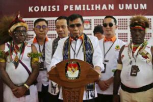 Ketua Umum Partai Berkarya Muchdi Purwoprandjono (tengah)