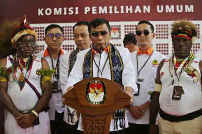Ketua Umum Partai Berkarya Muchdi Purwoprandjono (tengah)