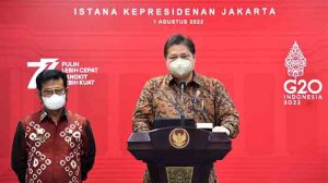 Menteri Koordinator Bidang Perekonomian Airlangga Hartarto dan Menteri Pertanian Syahrul Yasin Limpo menyampaikan keterangan selepas mengikuti rapat terbatas soal peningkatan produksi jagung di Istana Merdeka, Jakarta, Senin, 1 Agustus 2022
