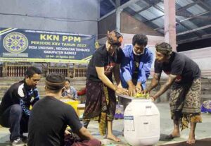 Mahasiswa KKN Unud sedang memberikan arahan cara membuat Eco Enzyme di Bangli Bali
