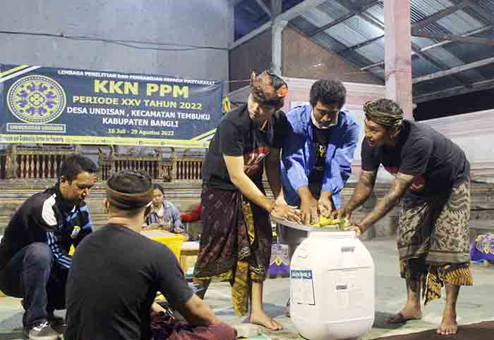 Mahasiswa KKN Unud sedang memberikan arahan cara membuat Eco Enzyme di Bangli Bali