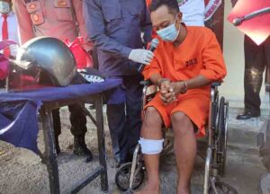 Pelaku menggunakan kursi roda.
