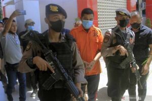 Pelaku pembunuhan ibu dan anak Randy B dikawal kepolisian di Polda NTT.