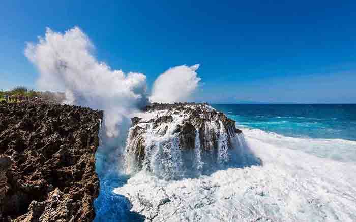 Pemandangan deburan ombak Waterblow di Nusa Dua