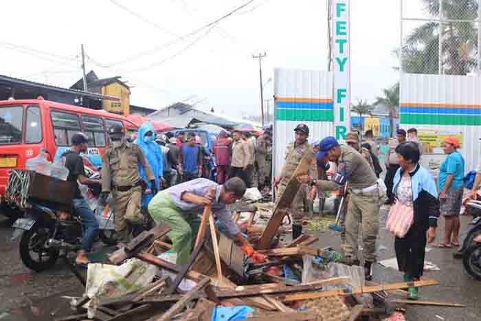 Pemkot Ambon bekerjasama dengan TNI dan Polri menertibkan kawasan Terminal Pasar Mardika.