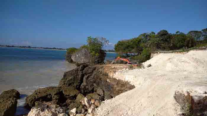 Penataan bibir Pantai Jimbaran yang memangkas tebing (M-IST)