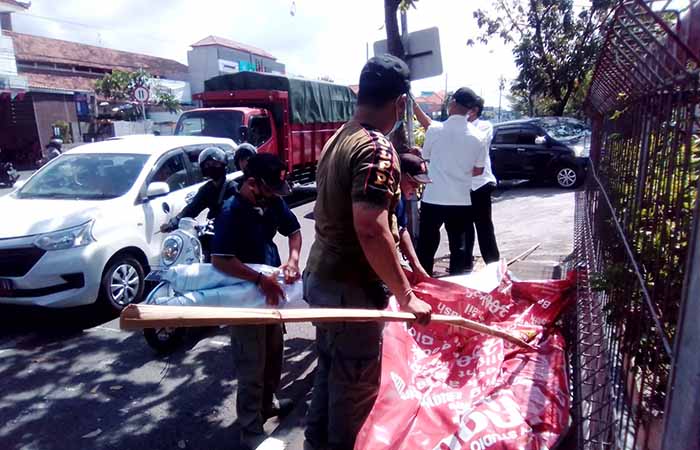 Tim Ketertiban Kecamatan Denbar melakukan penertiban terkait pelanggaran spanduk atau banner di wilayahnya, Rabu (24/8).