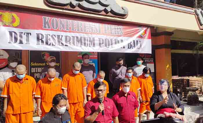 Polda Bali menangkap empat orang pelaku pencurian di kamar hotel Patina, Ubud, Gianyar. Keempat pelaku bernama Rismanti, Heri Susilo, Masduki serta Adi Saputro.