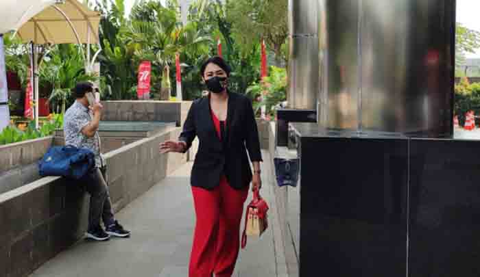 Presenter TV Brigita Purnawati Manohara saat menyambangi Gedung Merah Putih KPK