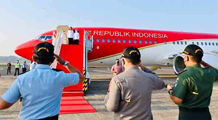 Presiden Joko Widodo dan Ibu Iriana Joko Widodo sesaat sebelum bertolak menuju Provinsi Jawa Tengah dari Bandara Halim Perdanakusuma, Jakarta, pada Kamis, 11 Agustus 2022.