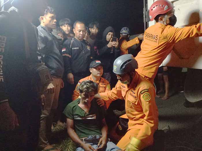 Proses evakuasi seorang warga yang jatuh ke dalam jurang di Buleleng, Kamis (25/8/2022).