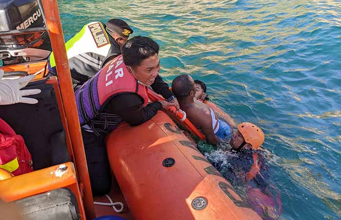 Tim SAR mengevakuasi WNA asal Prancis di Pantai Kelingking, Nusa Penida, Rabu (24/8).