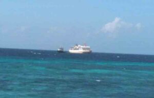 Tugboat sementara melakukan evakuasi penumpang di KM Pangrango