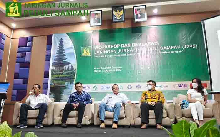 Sejumlah narasumber memaparkan materi saat talk show “Jurnalis Bangkit Mengawal Sampah, Menuju Indonesia Merdeka Sampah” Senin (22/8/2022) di Denpasar.