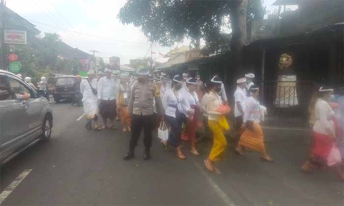 Bhabinkamtibmas Desa Dalung Amankan Kegiatan Upacara Adat