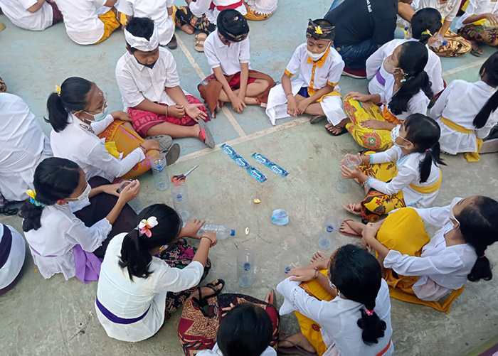 Tim Bali Waste Cylce memberikan pelatihan kepada murid-murid SDN 2 Semarapura Kangin Klungkung menjadi sampah sebagai bahan kerajinan