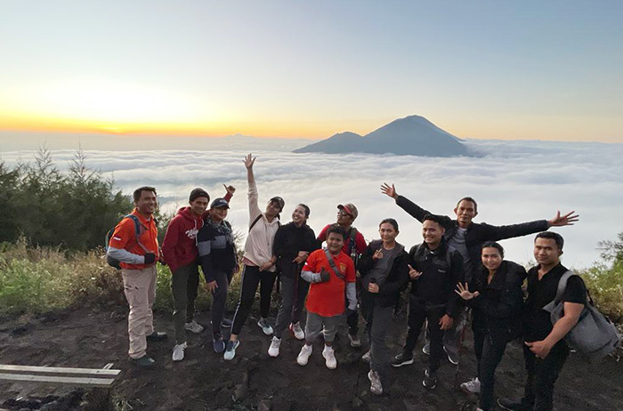 wisatawan ramai menikmati keindahan puncak gjunung Batur