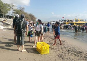 Wisatawan mancanegara saat akan menyeberang di Pantai Sanur. (MENIT/008)