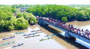 Lomba sampan tradisional yang digelar di Muara sungai samblong di desa Perancak, Jembrana, Selasa (16/8) pagi.