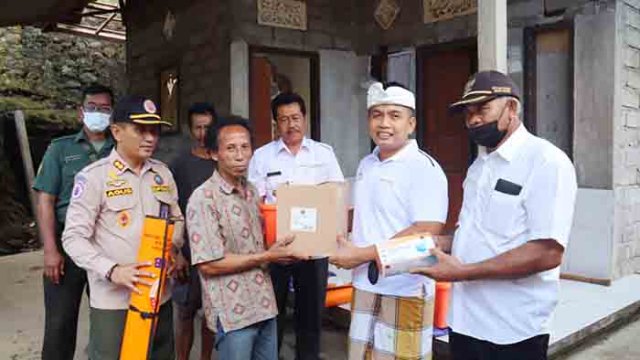 Wakil Bupati Jembrana I Gede Ngurah Patriana Khrisna didampingi Kalaksa BPBD I Putu Agus Artana dan Perbekel Medewi I Nengah Wirama meninjau musibah tanah longsor yang menimpa I Made Ronde (56) dan I Made Widarsa (57) warga Banjar Dauh Pangkung Slepa, Desa Medewi