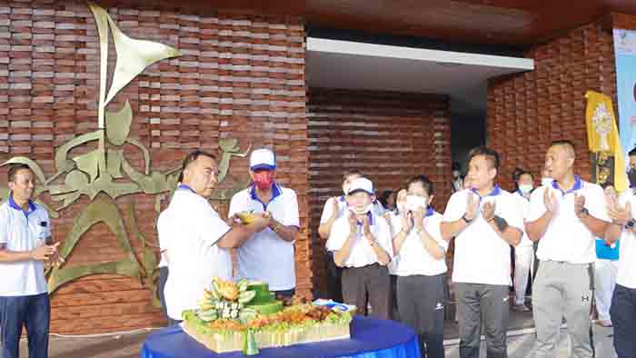 Bupati Jembrana, I Nengah Tamba beserta Ibu Candrawati Tamba bersama Wabup, I Gede Ngurah Patriana Krisna beserta Ibu Inda Patriana Krisna hadir pada acara Hari Lanjut Usia Nasional (HLUN) yang ke-26 Tahun 2022 bertempat di GKBK pada Jumat pagi (12/8)