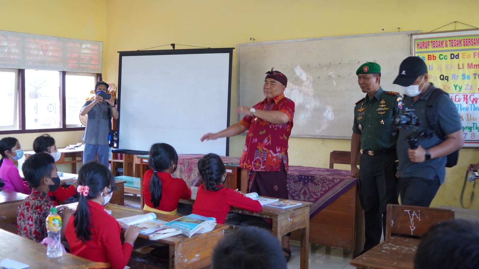 bupati jembrana i nengah tamba di SDN 4 Melaya