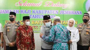 Bupati Jembrana I Nengah Tamba menyambut langsung kedatangan Jemaah haji asal Kabupaten Jembrana yang telah menyelesaikan ibadah haji di Mekkah, Arab Saudi. Penyambutan jamaah haji berlangsung di Masjid Baitul Muhtarifin Polres Jembrana, Jumat (5/8/2022).