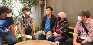 Stephanus Peter Imanuel Alias Steven (baju biru).