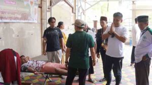 Wakil Bupati Jembrana saat mengunjungi kegiatan donor darah di Loloan.