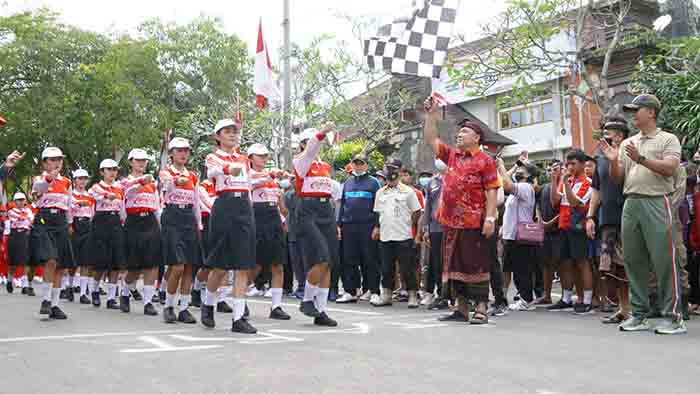 Bupati Jembrana I Nengah Tamba melepas Peserta Gerak Jalan SMP/MTs dalam rangka HUT Kota Negara. (foto: ist)