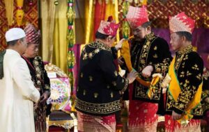 Jaksa Agung Burhanuddin saat menerima gelar adat.