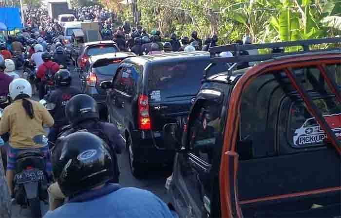 Suasana kemacetan di salah satu ruas jalan di wilayah Desa Canggu, Badung