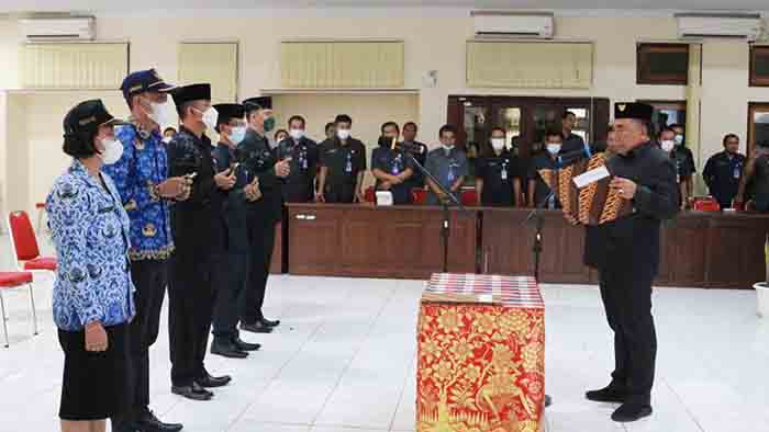 Bupati Jembrana I NengahTamba saat melantik pejabat di lingkungan Pemkab.