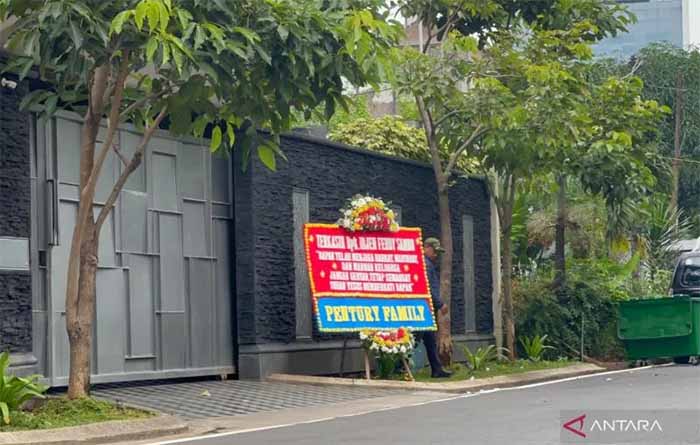 Karangan bunga terlihat di depan rumah pribadi Ferdy Sambo, Jakarta, Jumat (26/8/2022).