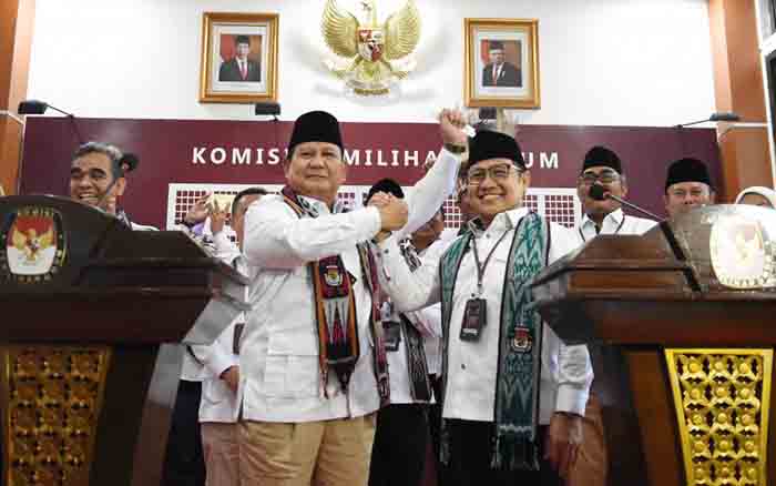 Ketua Umum Partai Gerindra Prabowo Subianto (kiri) bersalam komando dengan Ketua Umum PKB Muhaimin Iskandar (kanan) usai mendaftarkan partainya masing-masing sebagai calon peserta Pemilu 2024 di Gedung KPU, Jakarta, Senin (8/8/2022).