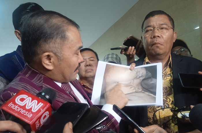 Kamaruddin Simanjuntak selaku kuasa hukum keluarga Brigadir Nopryansah Yosua Hutabarat tiba di Bareskrim Polri.