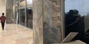 Penampakan material marmer di Tiang Gedung Nusantara III yang Ambruk.