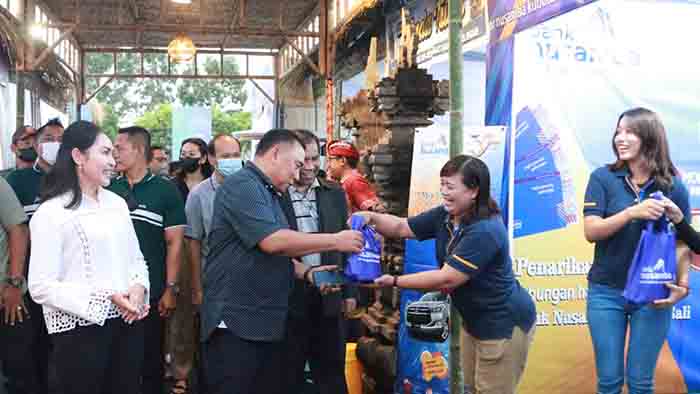 Bupati Jembrana I Nengah Tamba membuka Pameran Industri Kerajinan dan Festival Kuliner bersama Wakilnya I Gede Ngurah Patriana Krisna dan Kadis Koperindag Jembrana I Komang Agus Adinata, di Angkringan Negaroa Bahagia, Jumat (12/8).