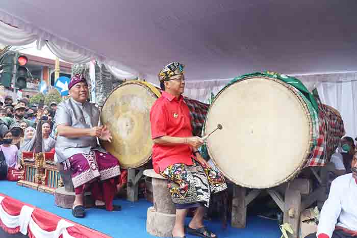 Gubernur Bali Wayan Koster didampingi Bupati Jembrana I Nengah Tamba saat membuka pawai budaya.