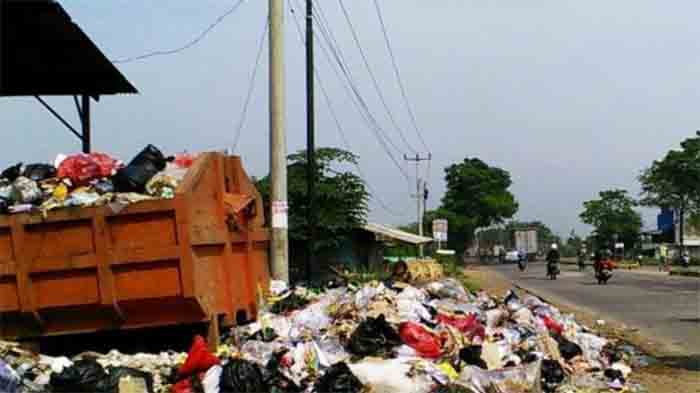 Penumpukan sampah di sejumlah titik di Kabupaten Karawang.