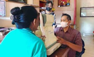 Pemeriksaan kesehatan mata RSU Bhakti Rahayu kepada Lansia di Desa Kukuh Tabanan