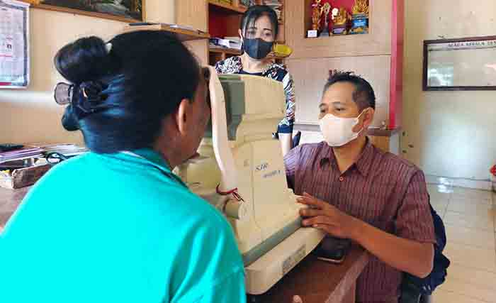Pemeriksaan kesehatan mata RSU Bhakti Rahayu kepada Lansia di Desa Kukuh Tabanan