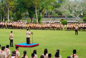Bupati Jembrana I Nengah Tamba, yang juga Ketua (Mabicab) Majelis Pembimbing Cabang Jembrana menjadi pembina upacara pelaksanaan apel besar peringatan Hari Pramuka ke-61 Tahun 2022 yang berlangsung di Lapangan Taman Pecangakan, Minggu (14/8/2022).