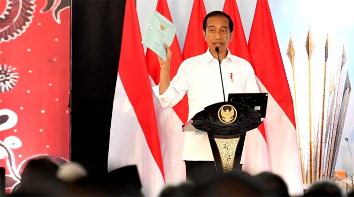 Presiden Joko Widodo menyerahkan sertifikat tanah untuk rakyat di Gelora Delta, Kabupaten Sidoarjo, pada Senin, 22 Agustus 2022.