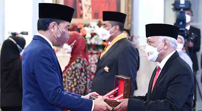 Presiden Joko Widodo menganugerahkan tanda kehormatan Bintang Mahaputera Pratama, Bintang Budaya Parama Dharma, dan Bintang Jasa kepada 127 tokoh di Istana Negara, Jakarta.