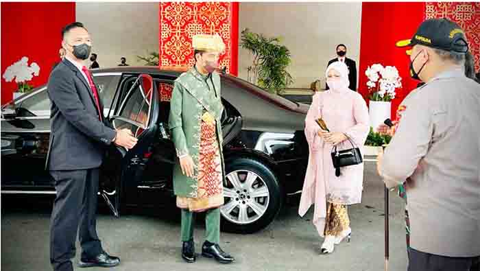 Presiden Joko Widodo beserta Ibu Iriana Joko Widodo tiba di Ruang Rapat Paripurna, Gedung Nusantara MPR/DPR/DPD RI, Jakarta, pada Selasa, 16 Agustus 2022.